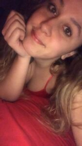 23 yaşında görsel sanatlar okuyor çok başarılı admin.