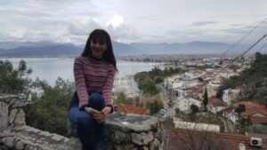 Burdurlu peri üniversite okumakta para kazanmak için de escort'luk yapıyor. 