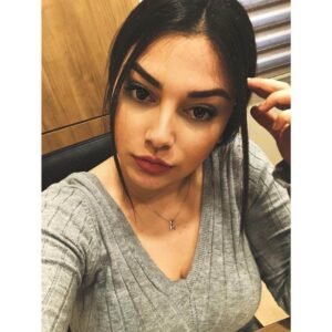 “Ayşenur bu sefer evde tuvalette gizlice mastürbasyon yapıp boşalıyor.” demiş takipçmiz