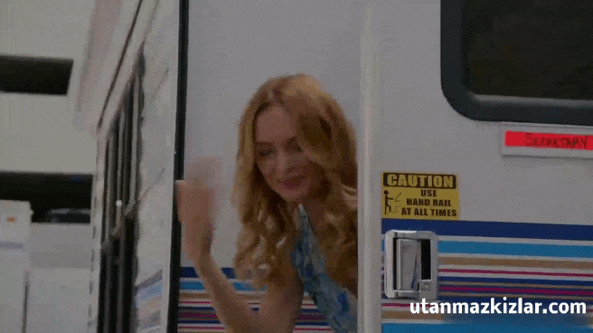 Karısını arkadaşıyla yakalayan adam intikamını alıyor.