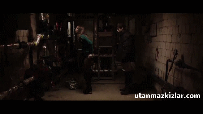 Liseli bakire kız, aşık olduğu okul arkadaşıyla kaçamak yapıyor.