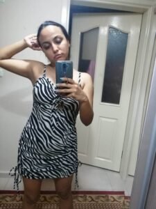 İsmi Sinem Kargız..Esmer sevenlere özel sinem ablamız sizlerle hıyar içerir.