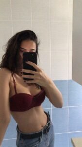 "İstanbul'da medipol üniversitesinde okuyor kira vb. İhtiyaçları için sosyal medyayı kullanıyor resim ve videolarını atıyor" 