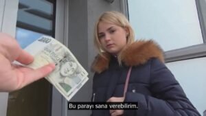 Utangaç tatlı sarışını para karşılığı beceriyor.